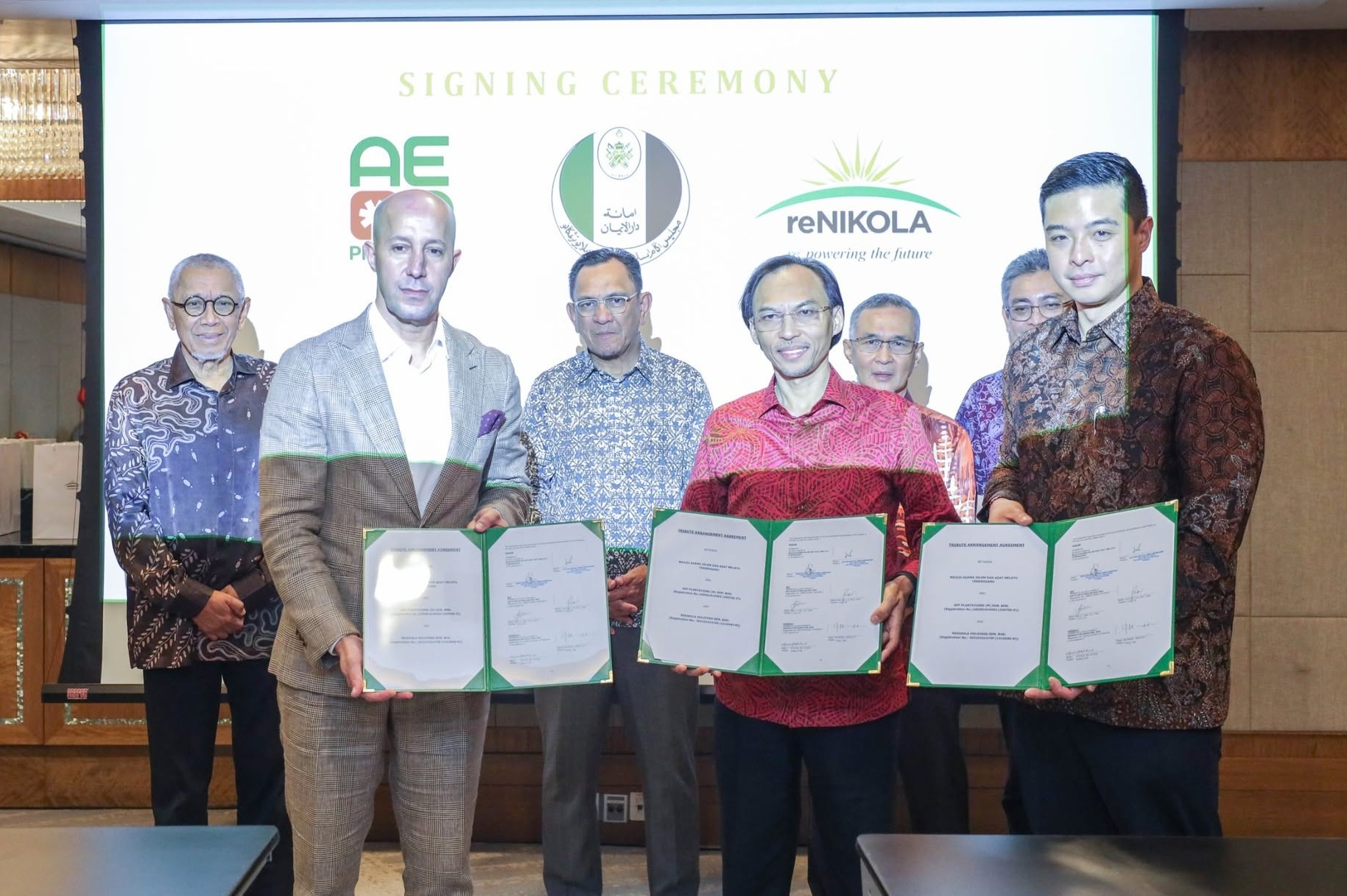 MAIDAM METERAI PERJANJIAN PEMBANGUNAN LADANG SOLAR ATAS TANAH WAKAF CENDERONG