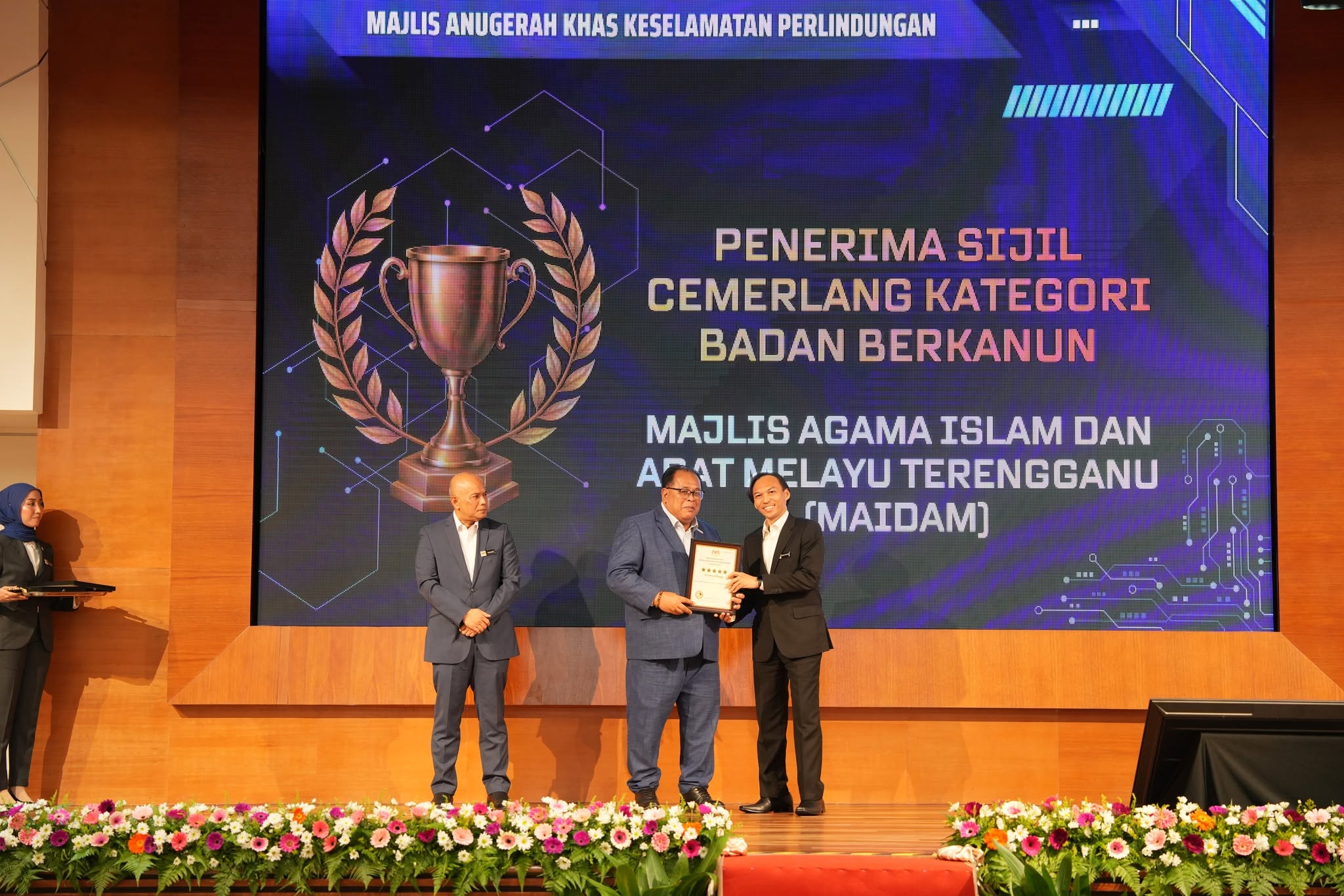 MAIDAM RANGKUL PENARAFAN 5 BINTANG ANUGERAH KHAS KESELAMATAN PERLINDUNGAN 